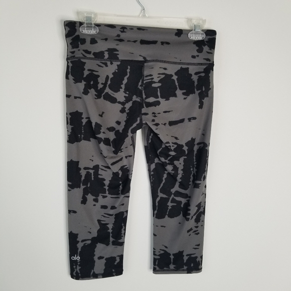 Alo Yoga High Waist Airbrush Tie Dye Capri Leggings Size S Black Gray - Picture 4 of 12